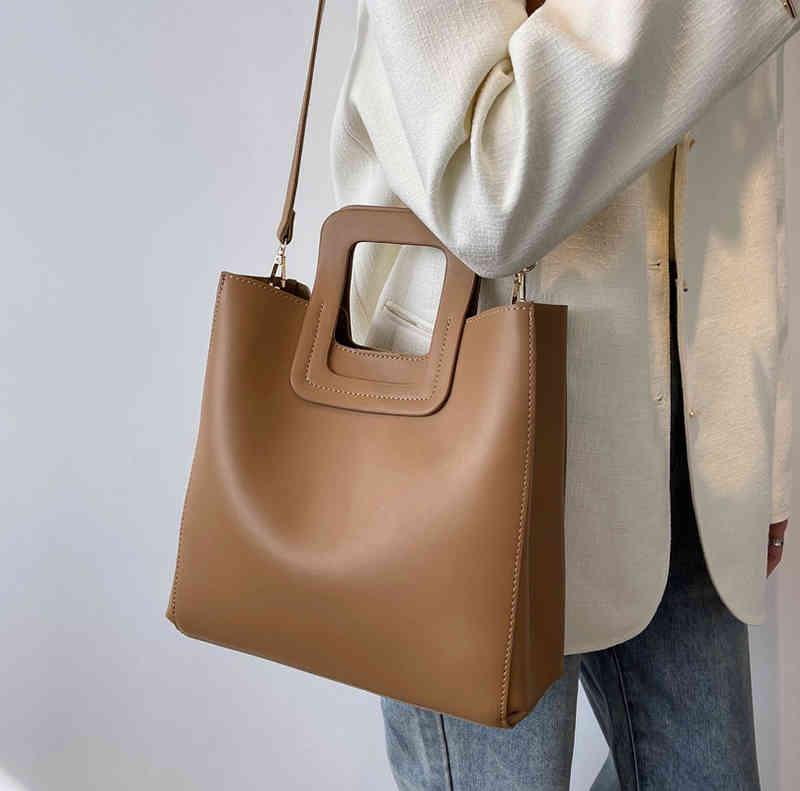 Simple portable women 2022 summer new fashion retro tote handbag all-match large capacity one shoulder messenger bag, Brown.
Simple portable women 2022 summer new fashion retro tote handbag all-match large capacity one shoulder messenger bag, Brown.