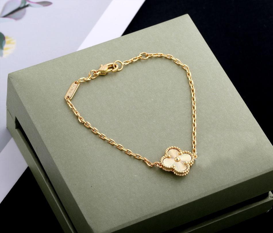 CL0VE Four Leaf Clover bracelet Necklace earring suit T0P Quality Jewelry Set 18K Gold Plated Official Replica Premium gift, With box
CL0VE Four Leaf Clover bracelet Necklace earring suit T0P Quality Jewelry Set 18K Gold Plated Official Replica Premium gift, With box