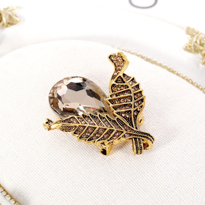 Women Water Drop Rhinestone Brooch European Crystal Leaves Alloy Collar Lapel Pins Sweater Suit Clothes Corsage Badges Jewelry Accessories
Women Water Drop Rhinestone Brooch European Crystal Leaves Alloy Collar Lapel Pins Sweater Suit Clothes Corsage Badges Jewelry Accessories