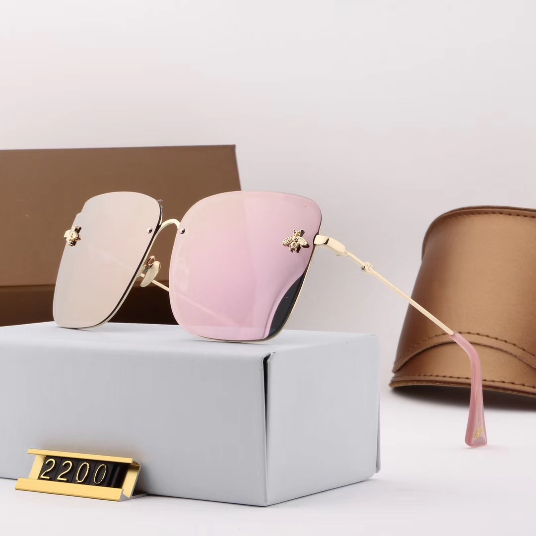 Designer Sunglass High Quality Metal Hinge Sunglasses Men Glasses Women Sun glass UV400 lens Unisex with cases and box
Designer Sunglass High Quality Metal Hinge Sunglasses Men Glasses Women Sun glass UV400 lens Unisex with cases and box