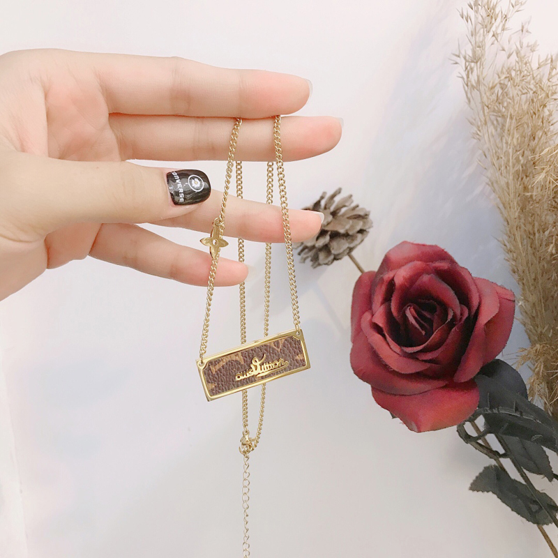 Fashion Womens Design Necklace Faux Leather 18K Gold Plated Stainless Steel Necklaces Choker Chain Letter Pendant Wedding Jewelry Accessories X158
Fashion Womens Design Necklace Faux Leather 18K Gold Plated Stainless Steel Necklaces Choker Chain Letter Pendant Wedding Jewelry Accessories X158