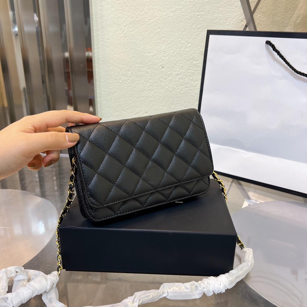 Classic Quilted Flap Bag Women Luxury shoulder chain bag Crossbody Purses with Genuine Leather, Red
Classic Quilted Flap Bag Women Luxury shoulder chain bag Crossbody Purses with Genuine Leather, Red