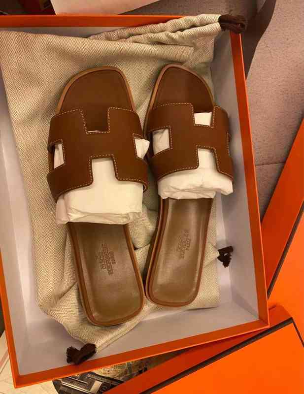 Designer H Slippers designer slippers herme shoes classic flat heel h brown white black leather lovers sandals has
Designer H Slippers designer slippers herme shoes classic flat heel h brown white black leather lovers sandals has