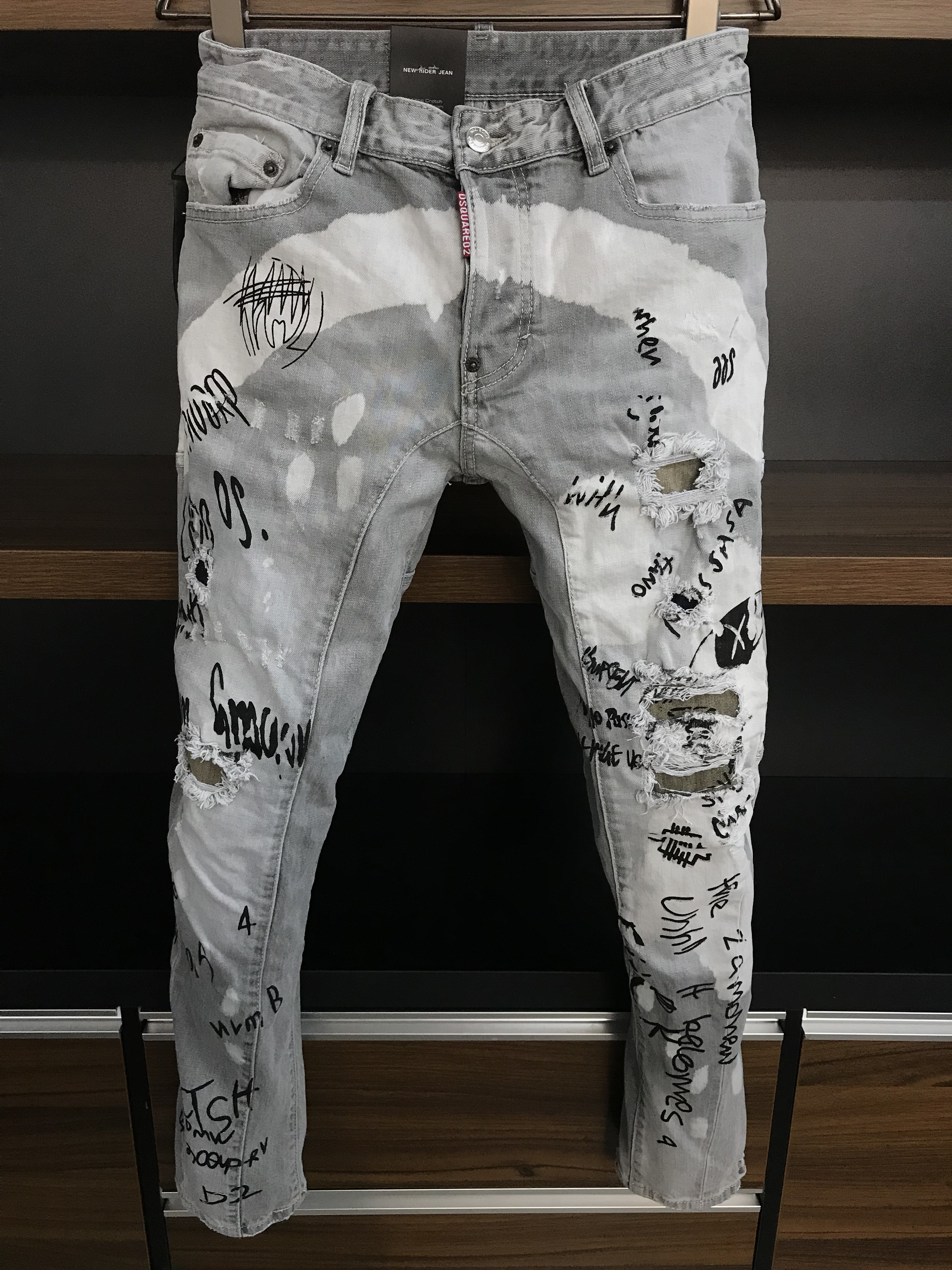 2022 New Men Jeans Hole Light Blue Dark gray Italy Brand Man Long Pants Trousers Streetwear denim Skinny Slim Straight Biker Jean for D2 Top quality 28-38 Size DSQ A339
2022 New Men Jeans Hole Light Blue Dark gray Italy Brand Man Long Pants Trousers Streetwear denim Skinny Slim Straight Biker Jean for D2 Top quality 28-38 Size DSQ A339