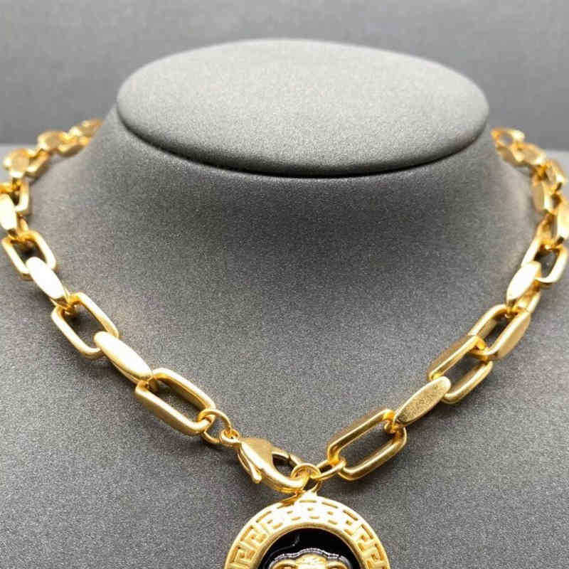 European and American tide brand vers 22 ins new gold-plated pendant necklace round maze Medusa diamond retro men's and women's short
European and American tide brand vers 22 ins new gold-plated pendant necklace round maze Medusa diamond retro men's and women's short
