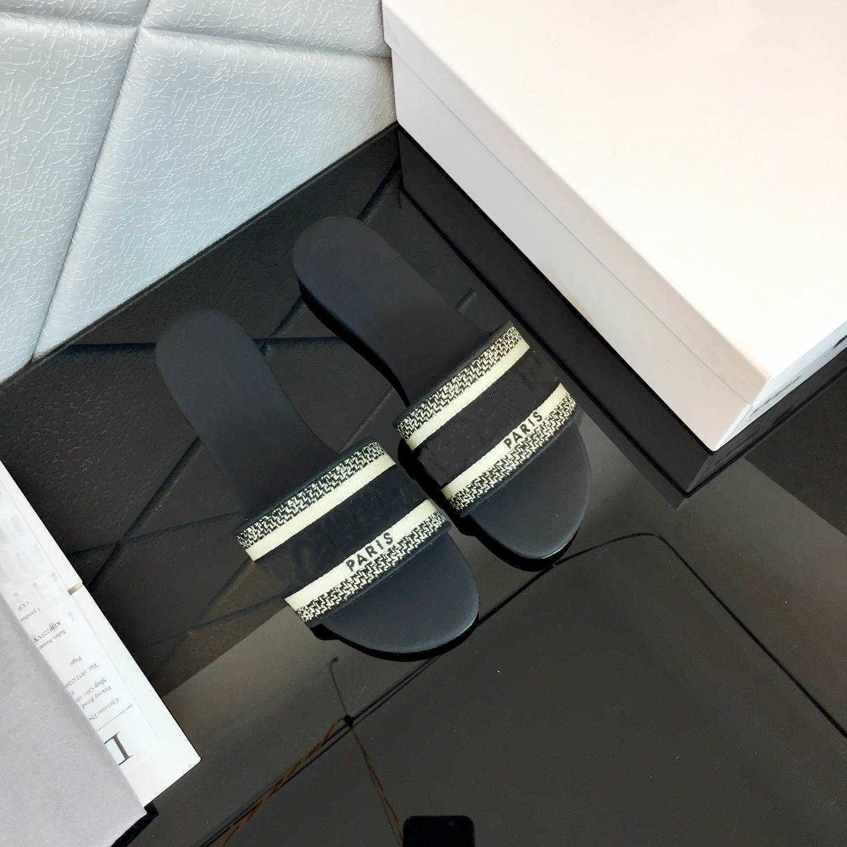 Famous Brand Beach Slippers Classic Flat Heel Summer Designer Fashion Flops Leather Lady Color Slides Women Shoes Hotel Bath Ladies Sexy 56
Famous Brand Beach Slippers Classic Flat Heel Summer Designer Fashion Flops Leather Lady Color Slides Women Shoes Hotel Bath Ladies Sexy 56