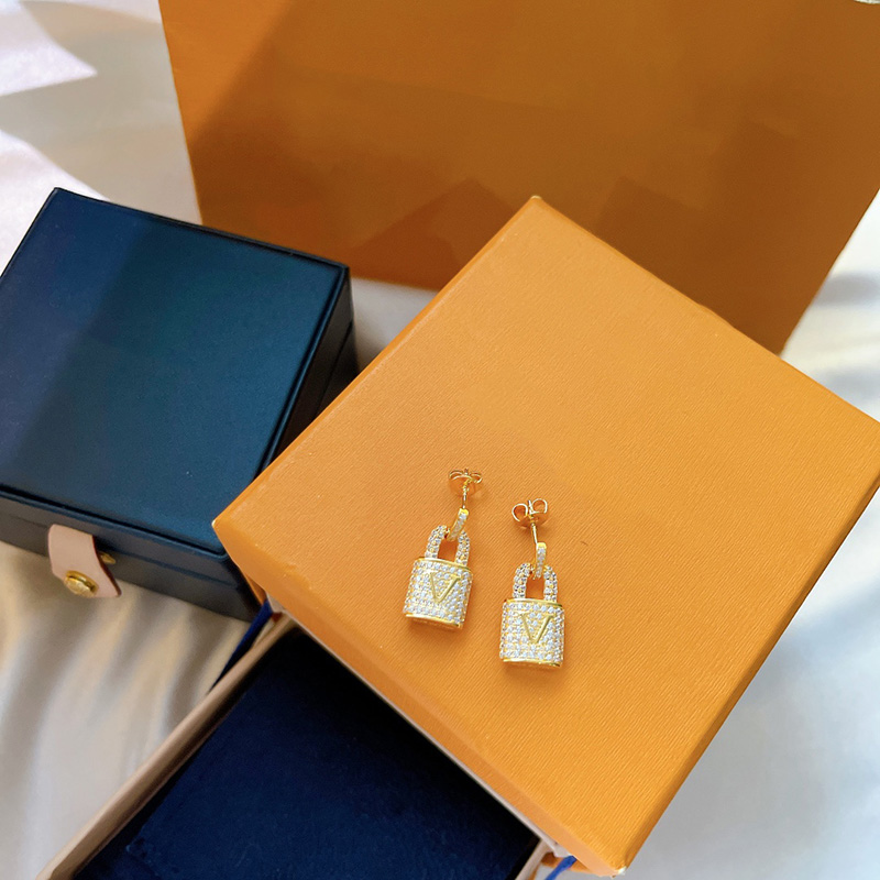 Fashion Jewelry Designer Earring For Women Men Pendant Earrings Stud Earings Love Lock Diamond Studs Hoops Brand Gold Letter V Box
Fashion Jewelry Designer Earring For Women Men Pendant Earrings Stud Earings Love Lock Diamond Studs Hoops Brand Gold Letter V Box
