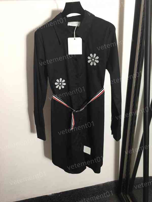 Fashion Womens Dresses Embroidered Flowers Safety Button Tie Waist Cotton Long Sleeve Shirt Dress High Quality Luxury Designer Women Clothing
Fashion Womens Dresses Embroidered Flowers Safety Button Tie Waist Cotton Long Sleeve Shirt Dress High Quality Luxury Designer Women Clothing
