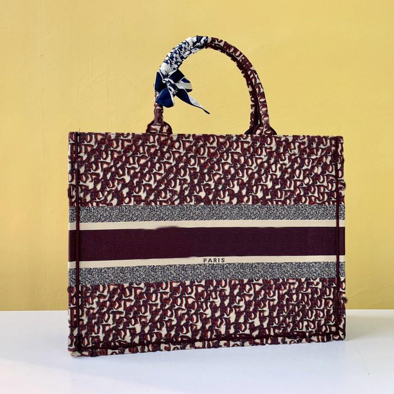 Luxury Designer Bag Letter Shoulder Shopping Bags Classic Casual Bag Leather Embroidery Die Decor Women Tote Dios gdfgfghd
Luxury Designer Bag Letter Shoulder Shopping Bags Classic Casual Bag Leather Embroidery Die Decor Women Tote Dios gdfgfghd
