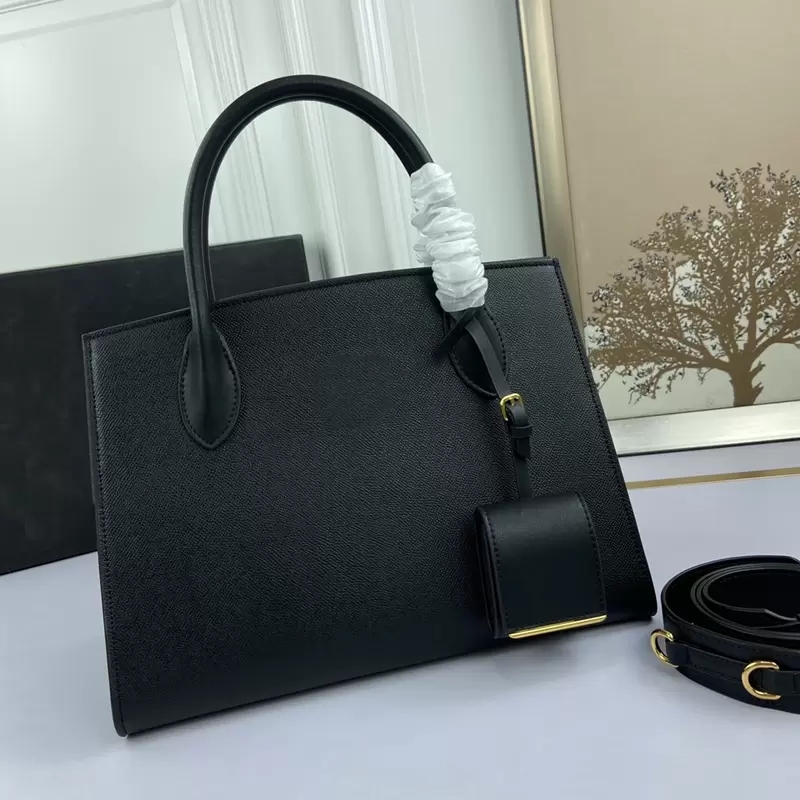 Top luxury Designer bags cross body handbag shoulder Totes bag handbags High-quality crossbody ladies fashion Classic retro size 33 24 15 cm With original box
Top luxury Designer bags cross body handbag shoulder Totes bag handbags High-quality crossbody ladies fashion Classic retro size 33 24 15 cm With original box