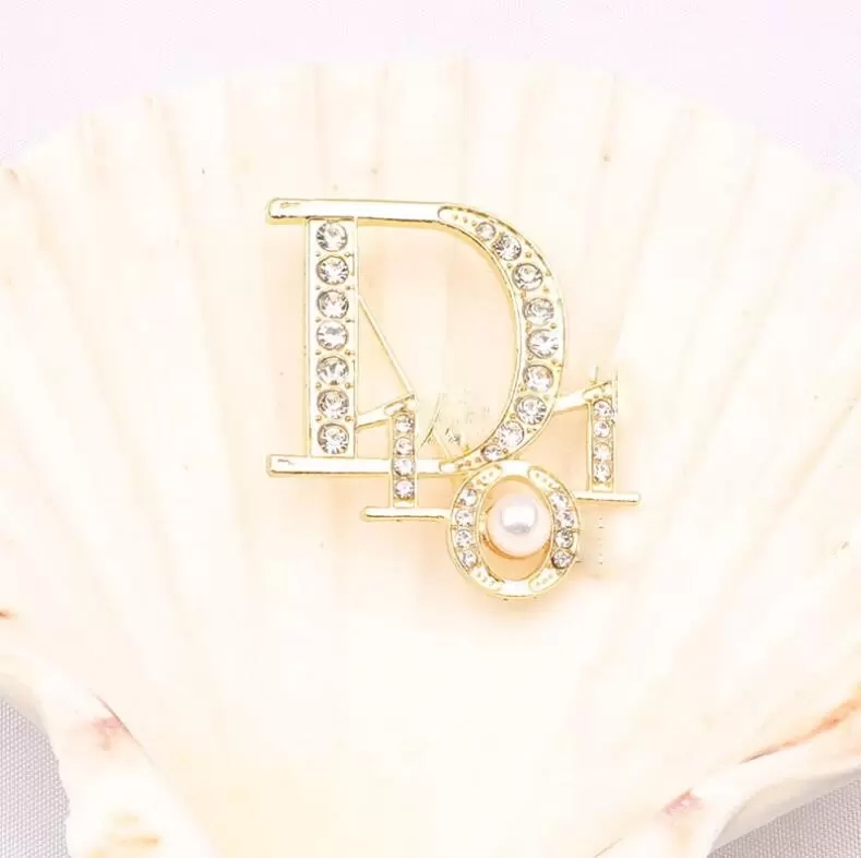 Korean letter pearl brooch, all-match temperament, fashionable high-end big-name crystal clothes, western accessories, unisex
Korean letter pearl brooch, all-match temperament, fashionable high-end big-name crystal clothes, western accessories, unisex