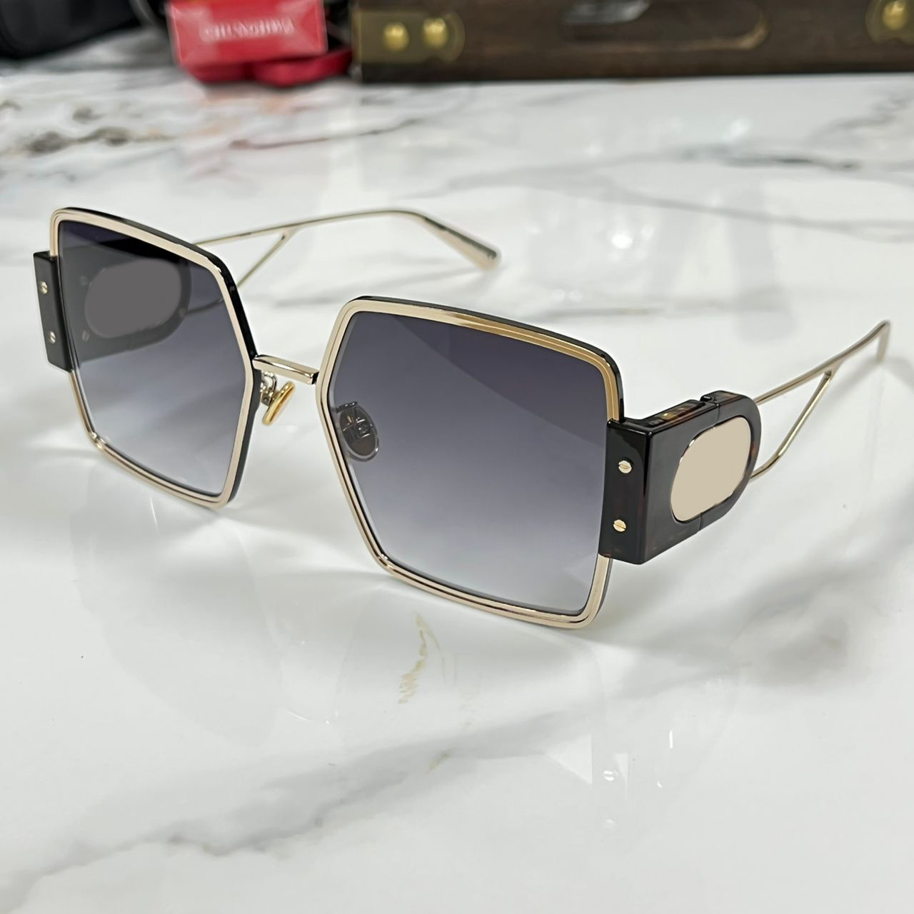 Sunglasses For Men and Women 30Montaigne S4U Special Style Anti-Ultraviolet Retro Plate Square Full Frame Random Box
Sunglasses For Men and Women 30Montaigne S4U Special Style Anti-Ultraviolet Retro Plate Square Full Frame Random Box