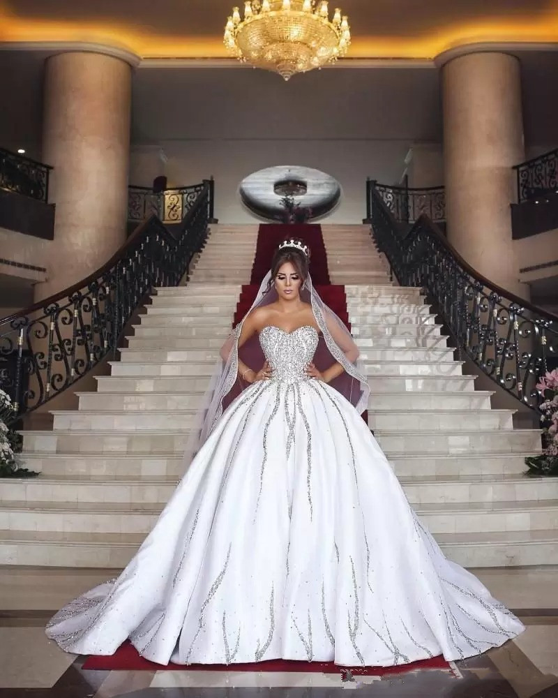 Ball Gown Wedding Dresses V Neck Beaded Appliqued Ruffles Bridal Gowns Sleeveless Strapless Satin Vintage Plus Size robes de soiree