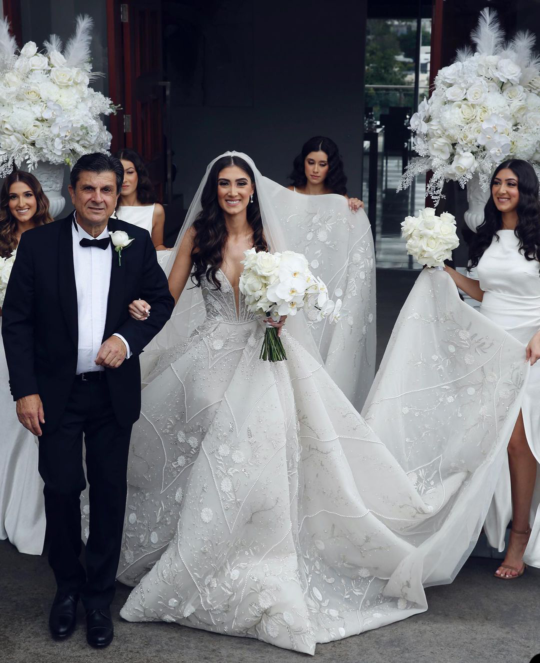 Gorgeous A Line Wedding Dress Sexy Sweetheart Neck Vestido De Noiva Princesa Pearls Lace Flowers Bridal Gowns