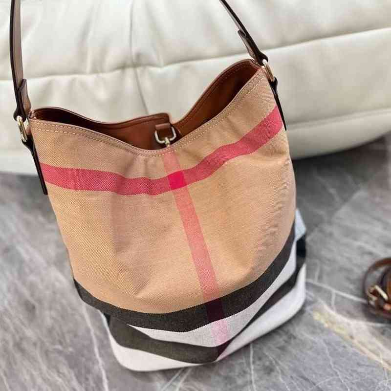 Designer Luxury Burbrerity Bags For Women High Quality Brown Crossbody Handbags Vintage Burbrery Leather Wallet Paris Plaid The Totes Bag Fashion Purses S1KS, Sky blue
Designer Luxury Burbrerity Bags For Women High Quality Brown Crossbody Handbags Vintage Burbrery Leather Wallet Paris Plaid The Totes Bag Fashion Purses S1KS, Sky blue