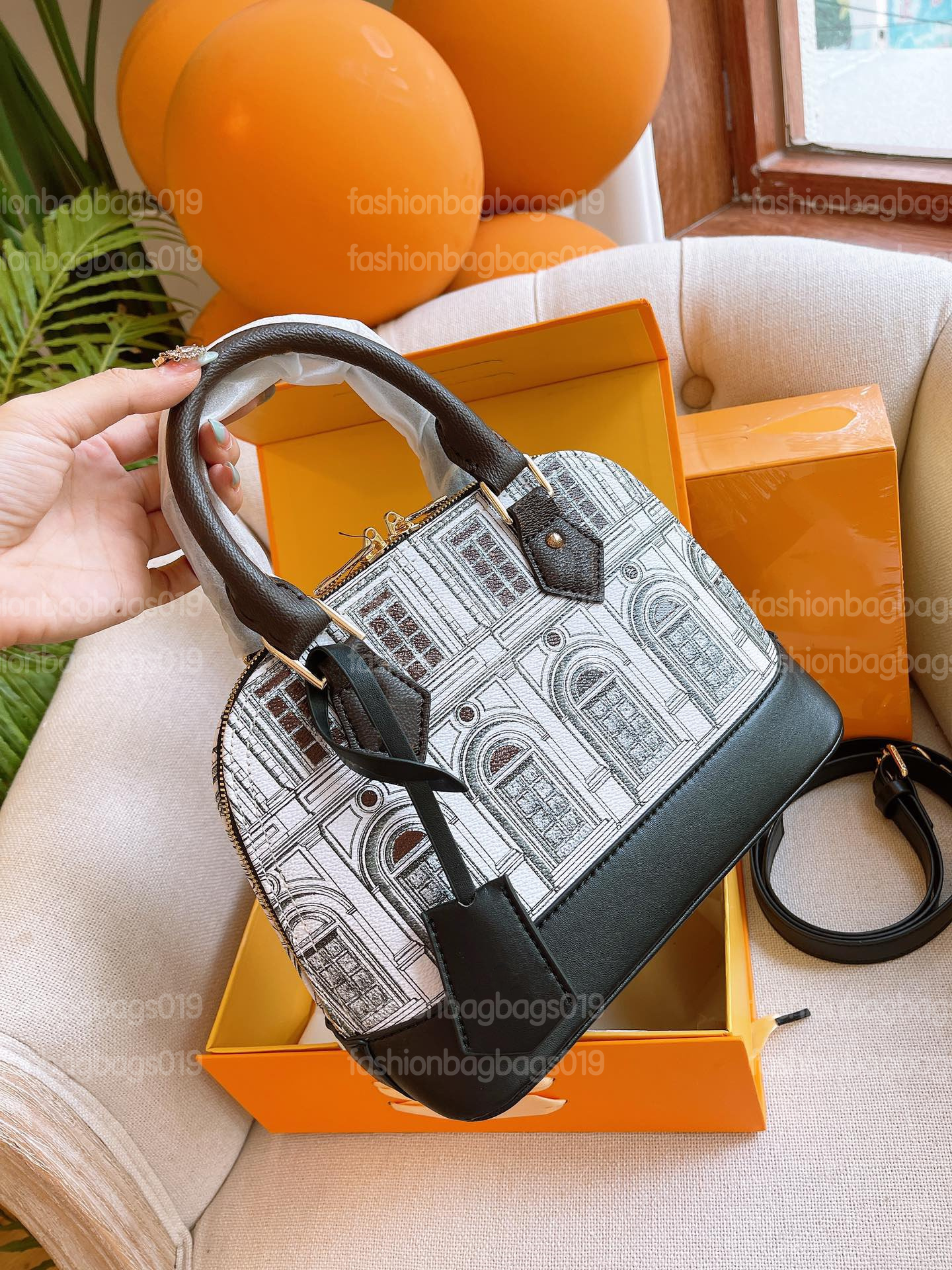 ALMA BB Vintage Shell bag Shoulder Bags Ancient coin color printing Desinger Crossbody Letter Logo Womens Shopping Handbag Totes Purse
ALMA BB Vintage Shell bag Shoulder Bags Ancient coin color printing Desinger Crossbody Letter Logo Womens Shopping Handbag Totes Purse