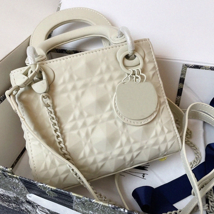 newest ladies shoulder bags fashion high-quality texture wild diamond designer luxury hand-held messenger Diana bag m7Yo#
newest ladies shoulder bags fashion high-quality texture wild diamond designer luxury hand-held messenger Diana bag m7Yo#