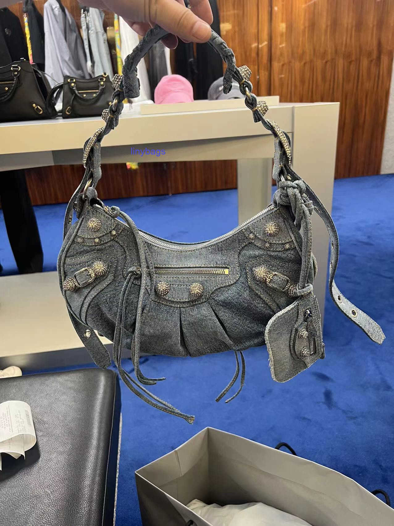 designer bags balenss Le cagole diamond button denim blue armpit bag crescent moon dumpling motorcycle bag
designer bags balenss Le cagole diamond button denim blue armpit bag crescent moon dumpling motorcycle bag