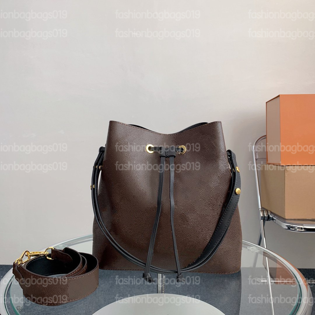 Neo Noe Women Vintage Shoulder Bags Black/Brown/Pink/Red leather trim Drawstring Luxurys designers 1932 With wide shoulder strap NEONOE MM Bag
Neo Noe Women Vintage Shoulder Bags Black/Brown/Pink/Red leather trim Drawstring Luxurys designers 1932 With wide shoulder strap NEONOE MM Bag