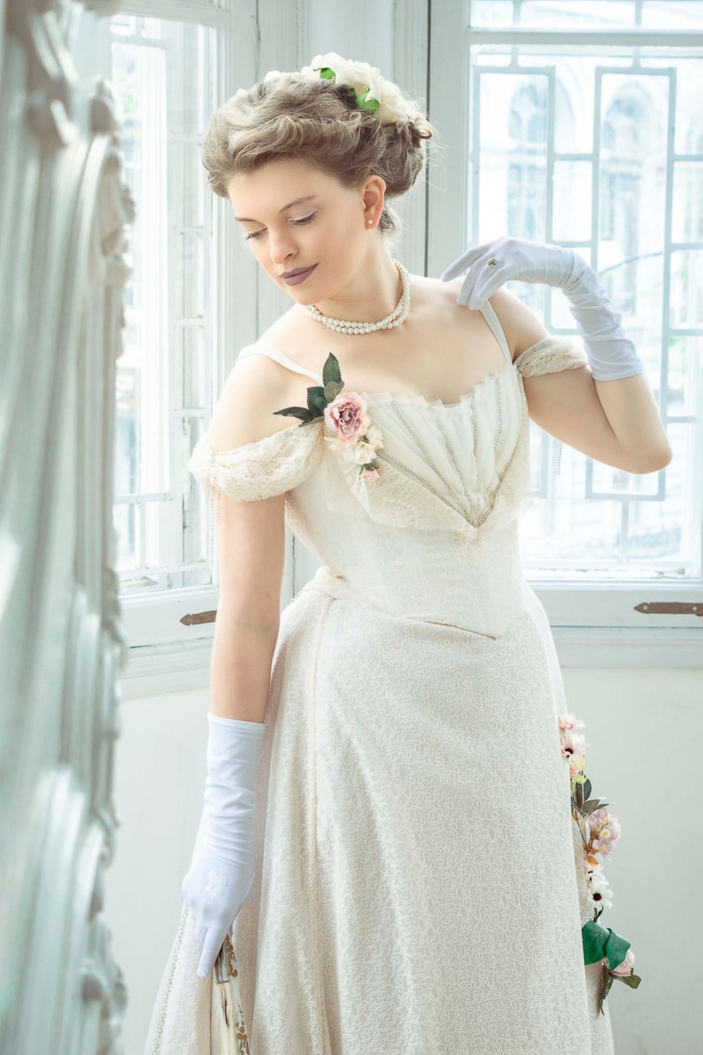 Vintage Victorian Lace Wedding Dress Dark Ivory Off the Shoulder Long Bridal Gowns Royal Princess Wedding Dresses Bride Formal Reception Gown 2022