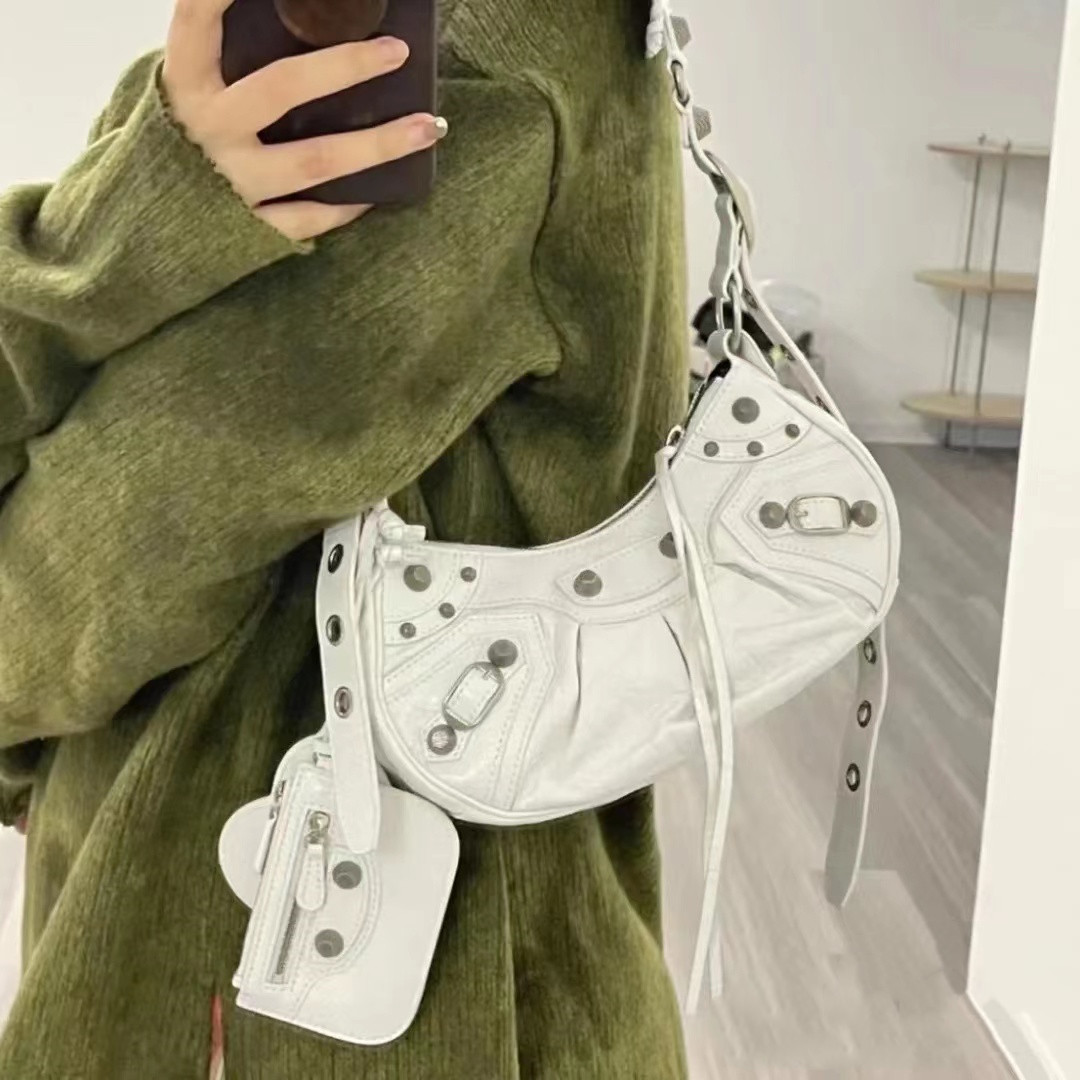 Top Motorcycle Locomotive Crossbody Bag Designer Bags Girls Handbags Axillary Shoulder Bag Removable Strap Zipper with High Quality, Price difference
Top Motorcycle Locomotive Crossbody Bag Designer Bags Girls Handbags Axillary Shoulder Bag Removable Strap Zipper with High Quality, Price difference