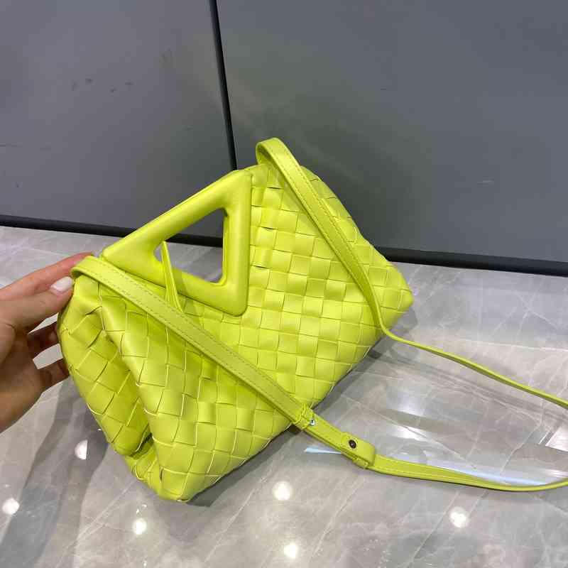Bag Bottegas Messenger Female Venetas 2022 Summer Portable Single Shoulder Inverted Triangle Woven Cloud ClipZ KHTK, Rough wild duck green
Bag Bottegas Messenger Female Venetas 2022 Summer Portable Single Shoulder Inverted Triangle Woven Cloud ClipZ KHTK, Rough wild duck green