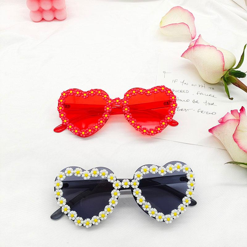 Sunglasses European And American Fashion Double Love Green Series Small Honey Peach Frame Personalized Flower Trend Beach SunglassesSunglass
Sunglasses European And American Fashion Double Love Green Series Small Honey Peach Frame Personalized Flower Trend Beach SunglassesSunglass