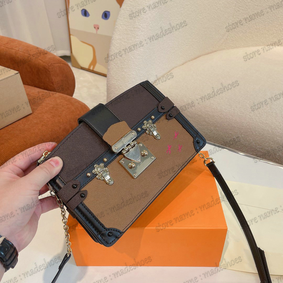 2022SS TRUNK CLUTCH Mens Designer Shoulder Bag Trunk Box Luxury Handbag Wallet Purse Chain Leather Strap M43596 S-lock Clasp Malletage Print lightweight CrossBody
2022SS TRUNK CLUTCH Mens Designer Shoulder Bag Trunk Box Luxury Handbag Wallet Purse Chain Leather Strap M43596 S-lock Clasp Malletage Print lightweight CrossBody