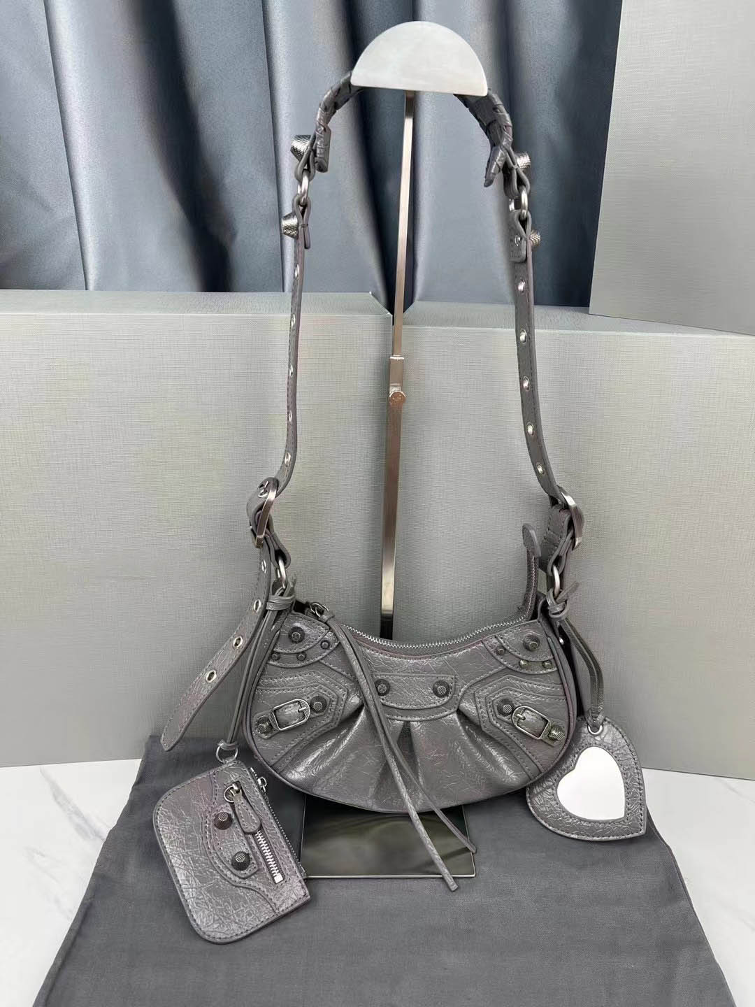 Top Quality Women lady cool girl Le Cagole Motorcycle shoulder Bags luxury Designers Genuine leather crossbody clutch wallet purse Pochette Vintage Crocodile skin, Color
Top Quality Women lady cool girl Le Cagole Motorcycle shoulder Bags luxury Designers Genuine leather crossbody clutch wallet purse Pochette Vintage Crocodile skin, Color