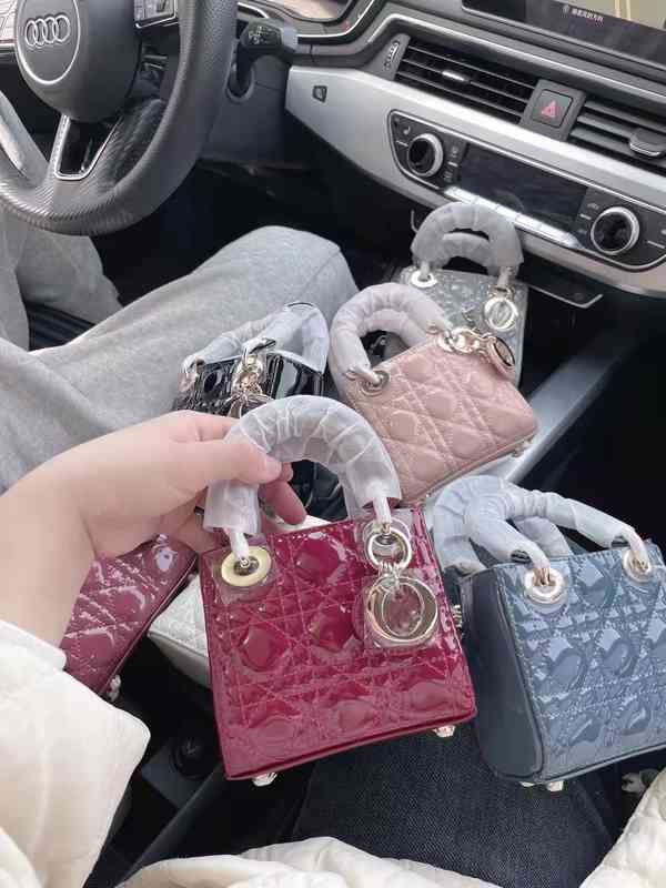 Designer Handbags 2022 Fashion Shoulder Messenger Women's Bag Patent Leather Sheepskin Mini Diana Mrs. Chen's, Gray
Designer Handbags 2022 Fashion Shoulder Messenger Women's Bag Patent Leather Sheepskin Mini Diana Mrs. Chen's, Gray