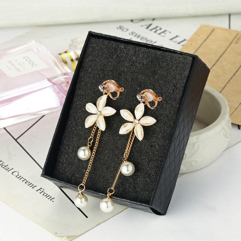 Clip-on & Screw Back Korean 5 Petal Acrylic Zircon Pearl Tassel Clip On Earrings Transparent No Hole Wholesale Women's EarringsClip-on
Clip-on & Screw Back Korean 5 Petal Acrylic Zircon Pearl Tassel Clip On Earrings Transparent No Hole Wholesale Women's EarringsClip-on