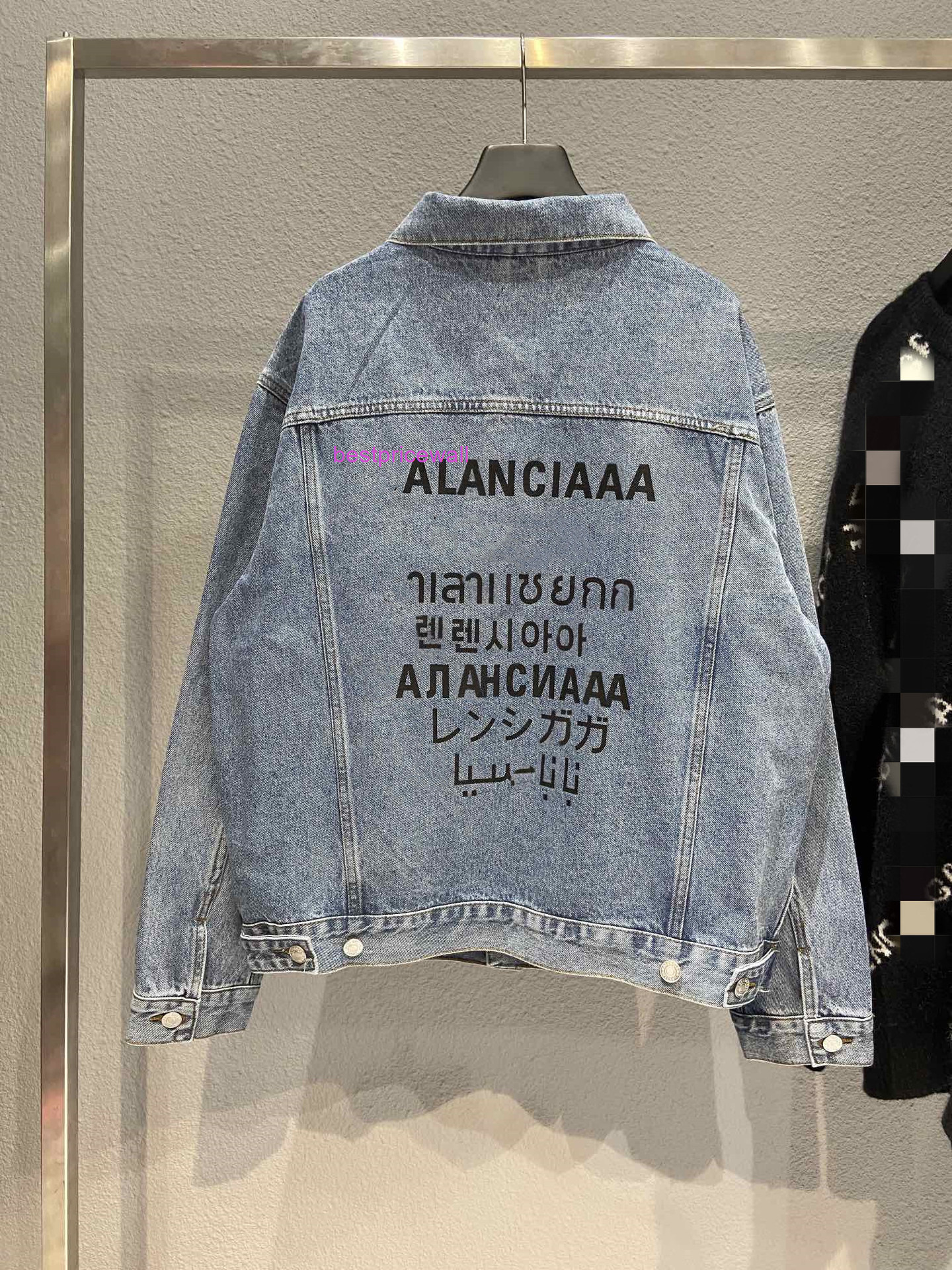 men hooded balencaigass Heavy industry washing seven languages English alphabet printing embroidery denim jacket OS off shoulder version for and wo, Denim blue
men hooded balencaigass Heavy industry washing seven languages English alphabet printing embroidery denim jacket OS off shoulder version for and wo, Denim blue