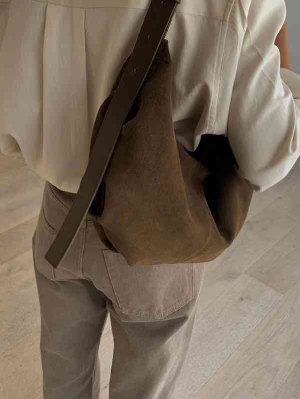 Hot Selling Autumn and Winter 2022 Korean Nothing Written Bag Suede Single Shoulder Armpit Messenger Soft Leather Dumpling Female, Black with yb dust bag
Hot Selling Autumn and Winter 2022 Korean Nothing Written Bag Suede Single Shoulder Armpit Messenger Soft Leather Dumpling Female, Black with yb dust bag