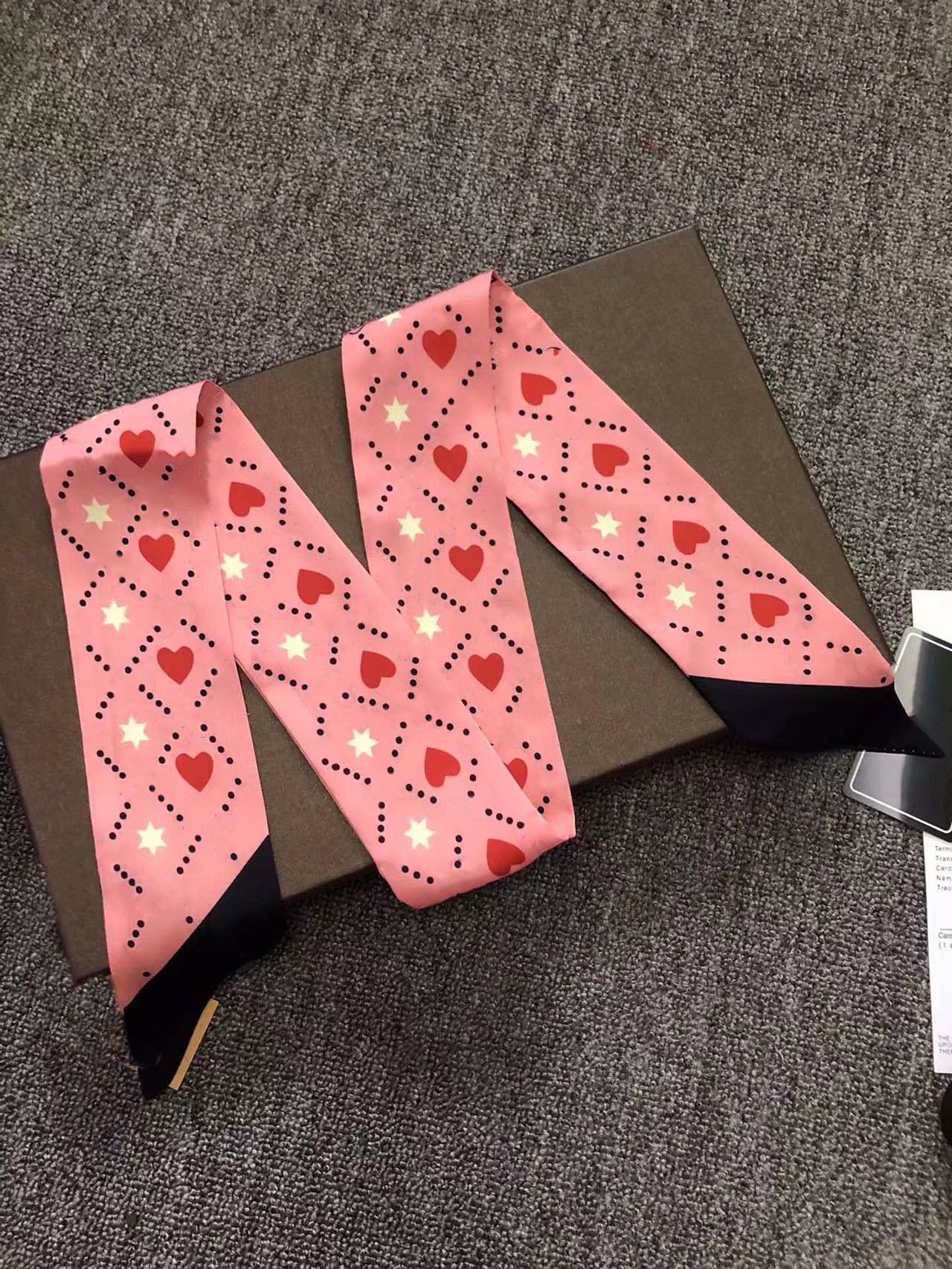 Luxury brand women's fashion scarves designer headband classic handbag scarf high quality silk material size 8*120cm
Luxury brand women's fashion scarves designer headband classic handbag scarf high quality silk material size 8*120cm
