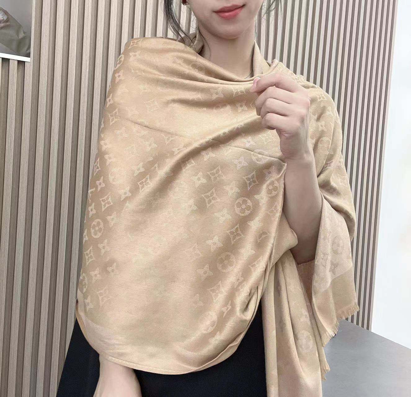23ss 4color Autumn Winter Warm Cashmere Scarf Thick Women Presbyopia Letters Printing Shawl Luxury Scarves Headscarf Size 180-65CM
23ss 4color Autumn Winter Warm Cashmere Scarf Thick Women Presbyopia Letters Printing Shawl Luxury Scarves Headscarf Size 180-65CM
