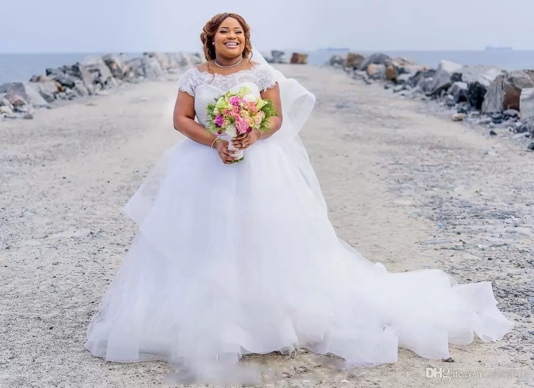 Gorgeous Plus Size Wedding Dresses Bridal Gown Lace Applique Scalloped Neckline Ruffles Sweep Train Custom Made Beach Country Vestido De Novia