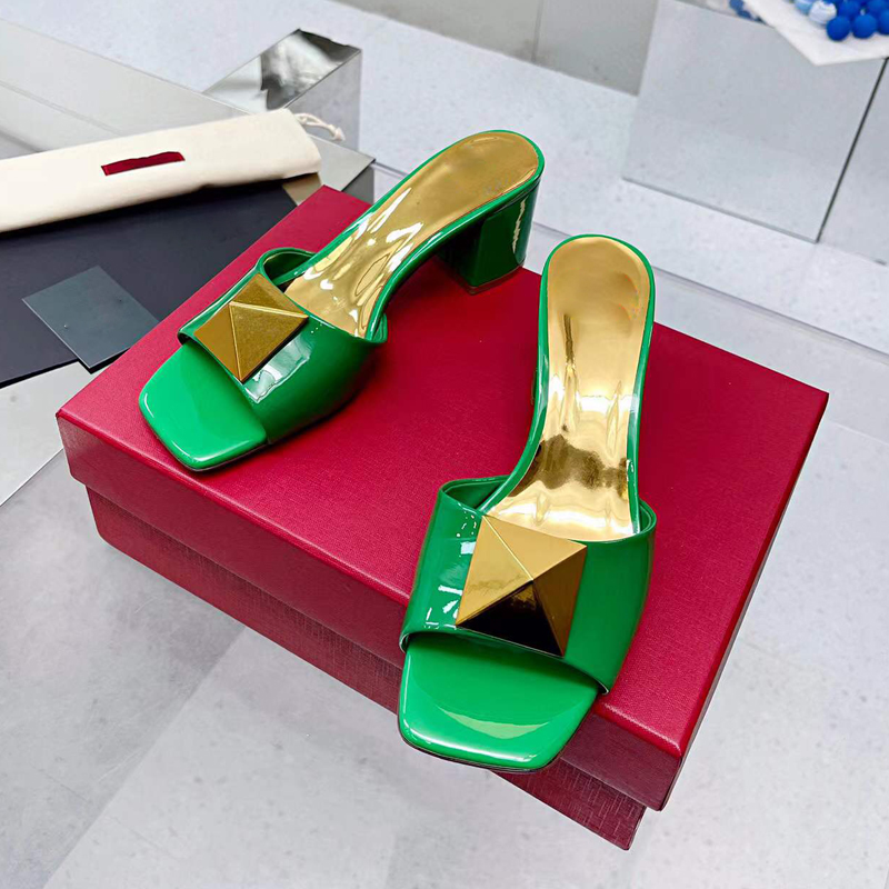 Button decoration Patent calf leather women slippers thick heel Luxury Designer Sandals green white black dress shoes latest fashion summer women's shoes, Gifts are not sold separately
Button decoration Patent calf leather women slippers thick heel Luxury Designer Sandals green white black dress shoes latest fashion summer women's shoes, Gifts are not sold separately