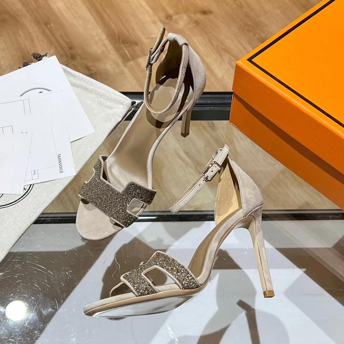 Designer Sandals Women High Heels Calfskin Leather Sandal Classic Stiletto Heel Santorini Legend Shoe Flat Wedge Heel Shoes Kingremit03
Designer Sandals Women High Heels Calfskin Leather Sandal Classic Stiletto Heel Santorini Legend Shoe Flat Wedge Heel Shoes Kingremit03