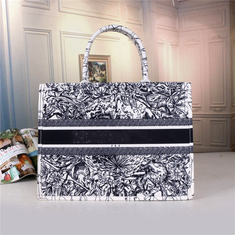Fashion Embroidered Tote Large Capacity Luxury Big Shopping Bag Handbag Classic Outdoor Banquet Travel Handbags Handmade Double-sided Flower
Fashion Embroidered Tote Large Capacity Luxury Big Shopping Bag Handbag Classic Outdoor Banquet Travel Handbags Handmade Double-sided Flower
