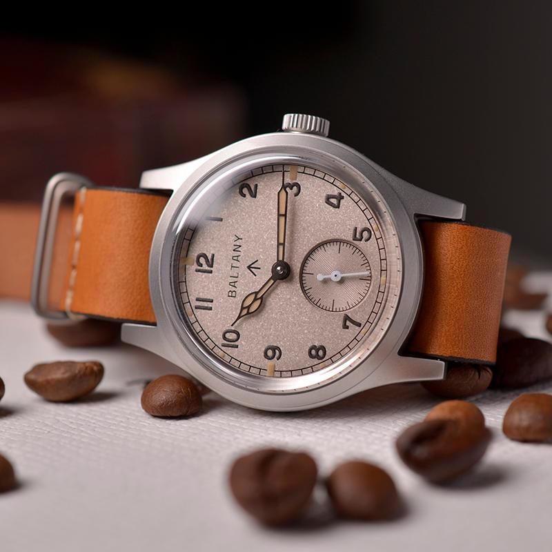 Wristwatches Baltany Vintage Mens Watch 36MM White Dial Stainless Steel Case Super Luminous 100M Waterproof Automatic Machine, Green nato
Wristwatches Baltany Vintage Mens Watch 36MM White Dial Stainless Steel Case Super Luminous 100M Waterproof Automatic Machine, Green nato