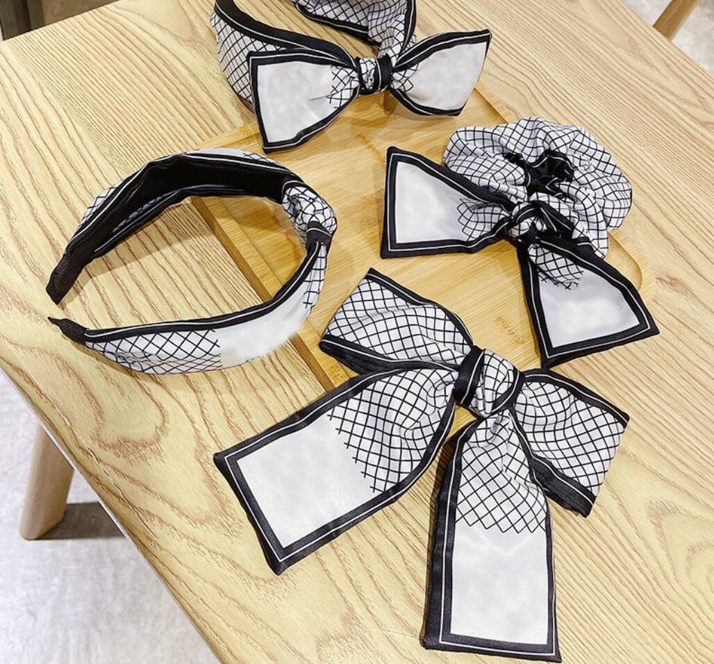 Brand Designer Double Letter Printing Hair Rubber Band Bowknot Hairclip Elastic Hairs Rope Ponytail Holder Luxury Top Quality Cotton Satin Fabric for Women Girls
Brand Designer Double Letter Printing Hair Rubber Band Bowknot Hairclip Elastic Hairs Rope Ponytail Holder Luxury Top Quality Cotton Satin Fabric for Women Girls