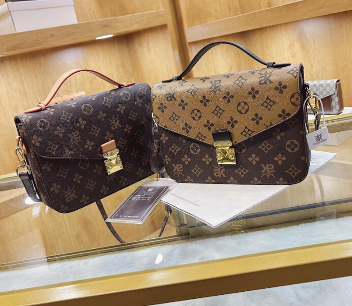 M41465 Embossing flower Luxury Designers bag pochette Women Handbag Messenger Bags Genuine Leather METIS Elegant Womens Shoulder Crossbody Bag 62, Brown old flower
M41465 Embossing flower Luxury Designers bag pochette Women Handbag Messenger Bags Genuine Leather METIS Elegant Womens Shoulder Crossbody Bag 62, Brown old flower