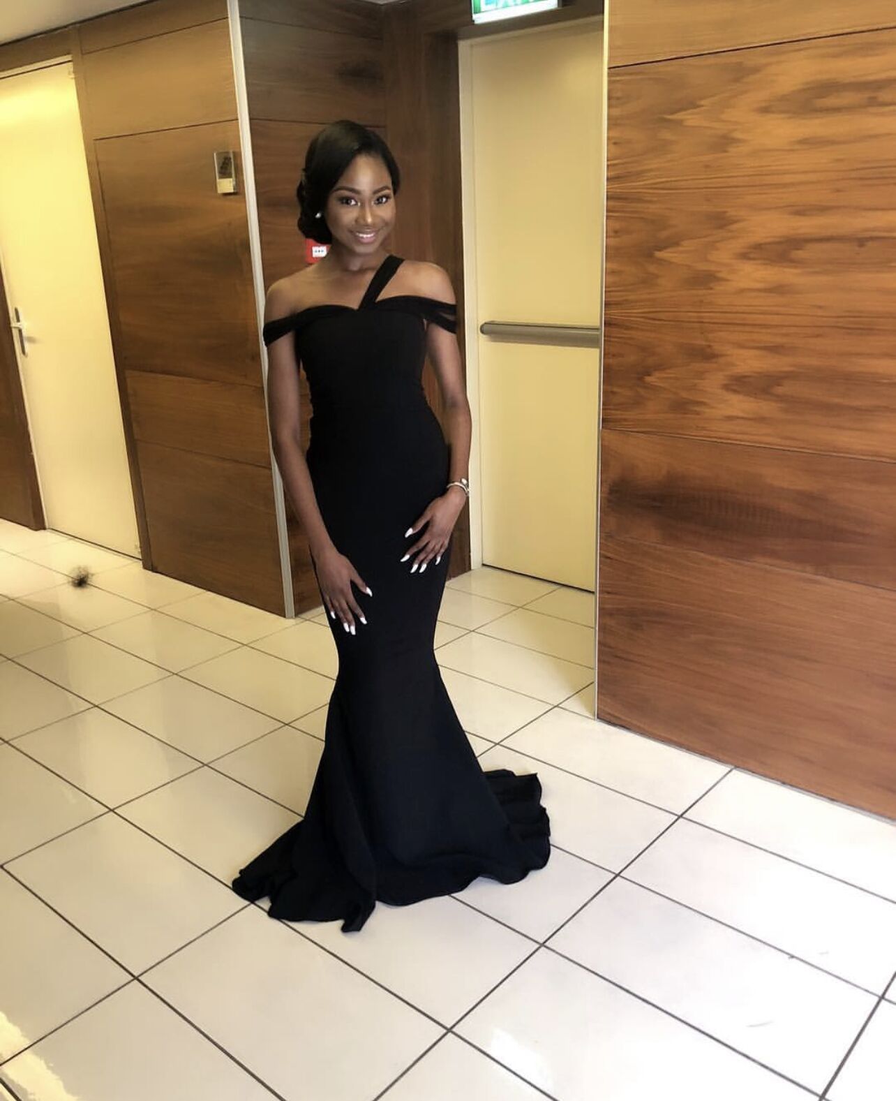 Verngo Black Stretch Mermaid Bridesmaid Dresses One Shoulder Floor Length Prom Africal Evening Gowns Plus Size
Verngo Black Stretch Mermaid Bridesmaid Dresses One Shoulder Floor Length Prom Africal Evening Gowns Plus Size