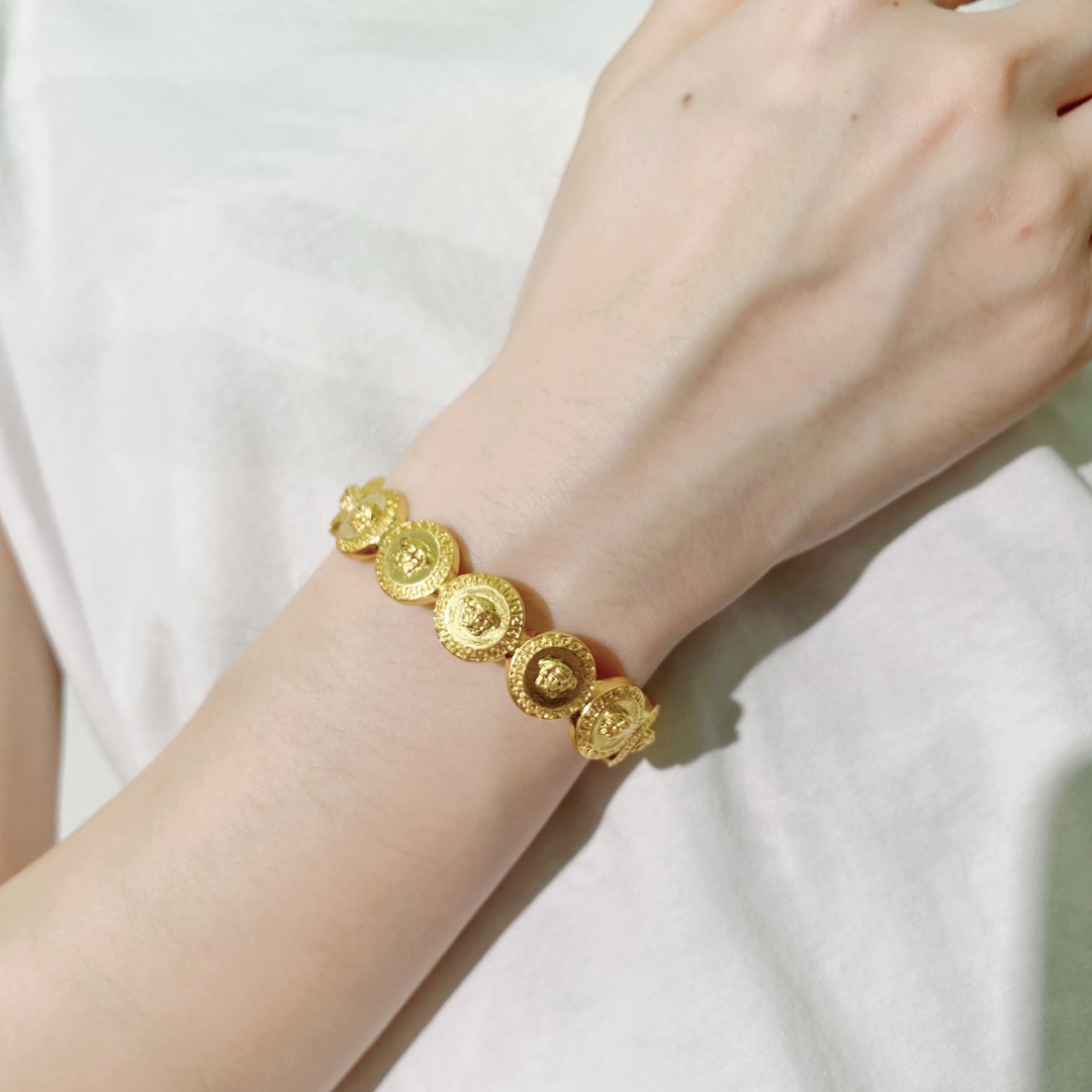 New Designed Open Bangle Hollow Out Banshee Greece Meander Pattern Medusa Head Portrait 18K Gold Plated Women's Medusas Bracelets Designer Jewelry Party Gifts NMMV
New Designed Open Bangle Hollow Out Banshee Greece Meander Pattern Medusa Head Portrait 18K Gold Plated Women's Medusas Bracelets Designer Jewelry Party Gifts NMMV