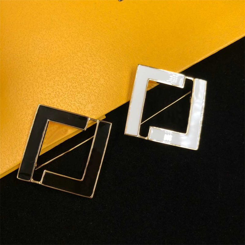 New Fashion Black White Men Women Brooch Simple Design Jewelry Gold Letter Pins Brooches Party Wedding Lovers Gift Engagement Ornaments
New Fashion Black White Men Women Brooch Simple Design Jewelry Gold Letter Pins Brooches Party Wedding Lovers Gift Engagement Ornaments