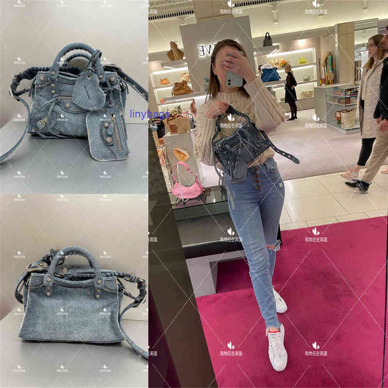 designer bags balencaigass shopping mania 22 new women's Rivet denim motorcycle bag 700940, Do not support return;please confirm
designer bags balencaigass shopping mania 22 new women's Rivet denim motorcycle bag 700940, Do not support return;please confirm