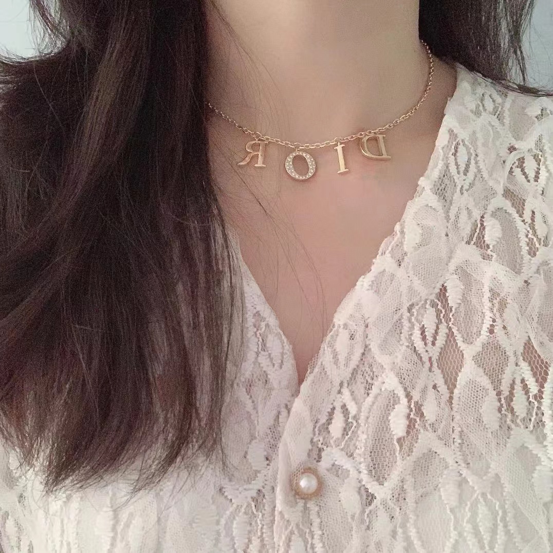 Gold necklaces Jewelry designers Brandjewelry8 chains Design Letter diamond Pendant style high-quality diamond-studded collarbone chain women's necklace
Gold necklaces Jewelry designers Brandjewelry8 chains Design Letter diamond Pendant style high-quality diamond-studded collarbone chain women's necklace
