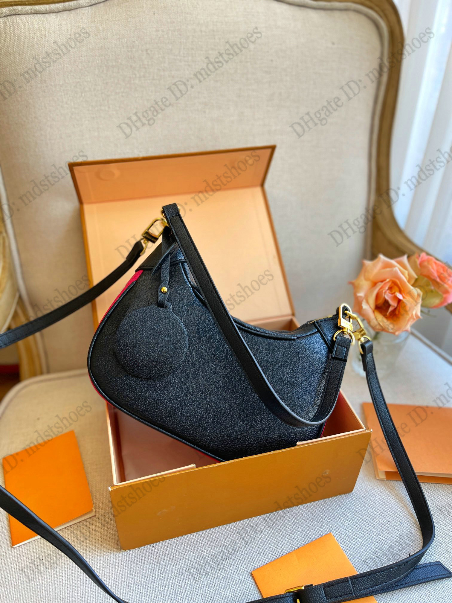Bagatelle Bicolour Black White Monograms Print Designers Womens Shoulder Bag Croissant Detachable Luxurys Leather Strap Large Capacity Underarm Bag
Bagatelle Bicolour Black White Monograms Print Designers Womens Shoulder Bag Croissant Detachable Luxurys Leather Strap Large Capacity Underarm Bag
