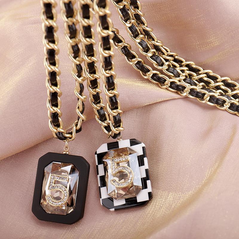 Chokers Luxury Big Crystal 5 Letter Pendants Necklaces Women Statement Long Weave Leather Chain Necklace Brand Waist Jewelry Z506Chokers
Chokers Luxury Big Crystal 5 Letter Pendants Necklaces Women Statement Long Weave Leather Chain Necklace Brand Waist Jewelry Z506Chokers