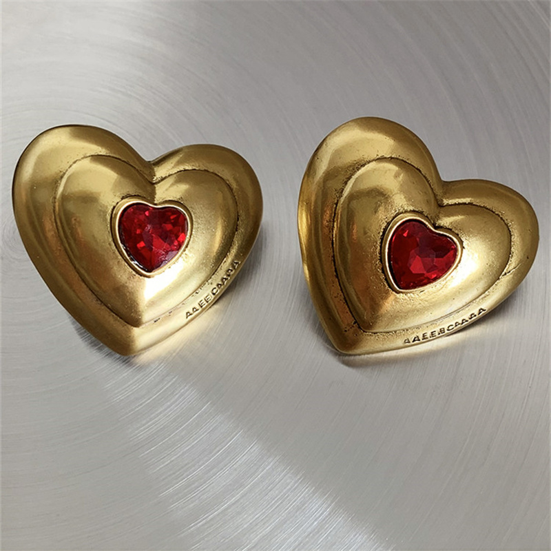 Classic Retro Love Stud Earrings French Fashion Elegant Personality Wild Cool High-End Female Gift Jewelry Accessories
Classic Retro Love Stud Earrings French Fashion Elegant Personality Wild Cool High-End Female Gift Jewelry Accessories